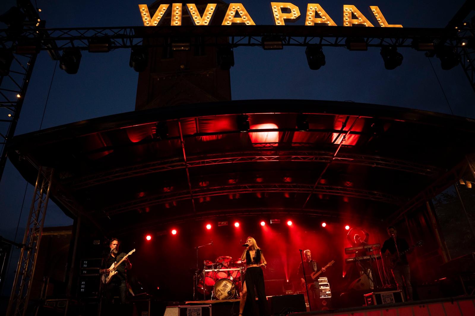 De hele band live op het podium