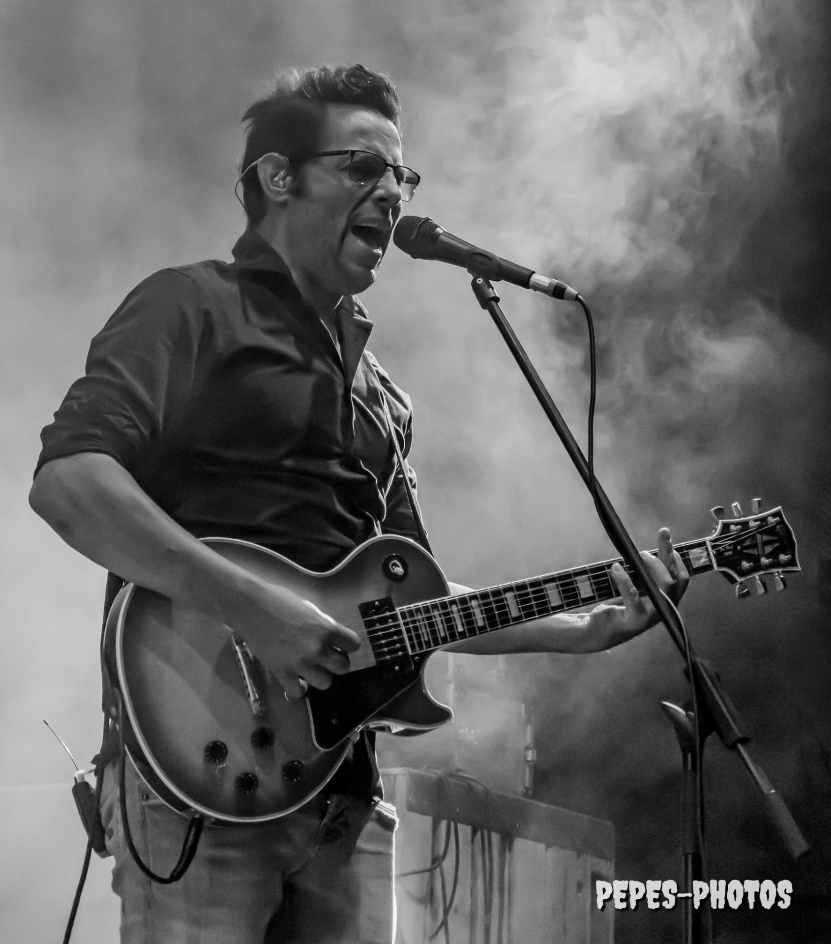 Frontman live in zwart-wit