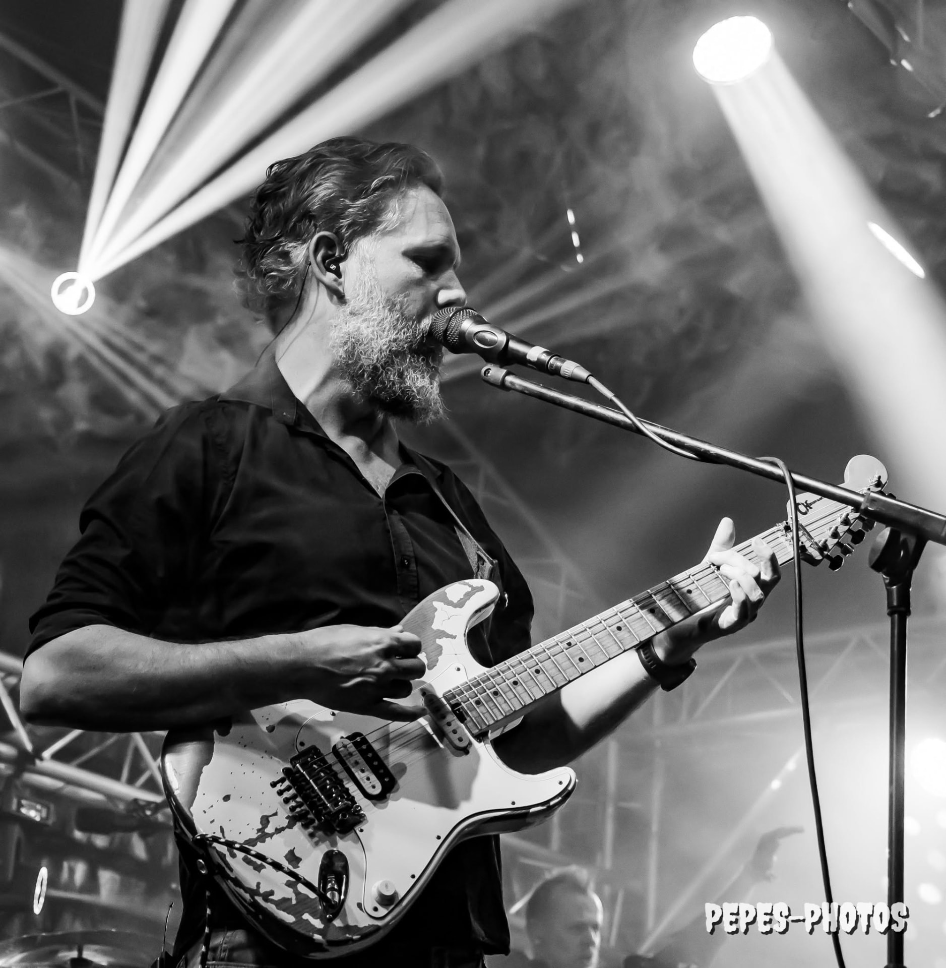 Gitaar en zang in zwart-wit